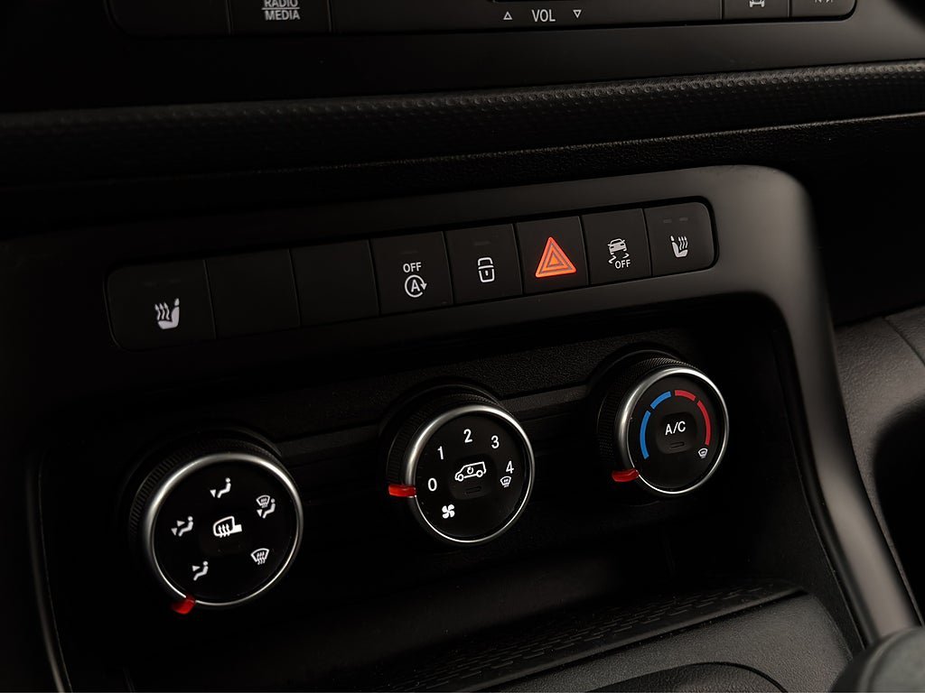 Vehicle Image 25