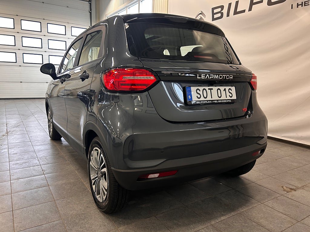 Vehicle Image 8