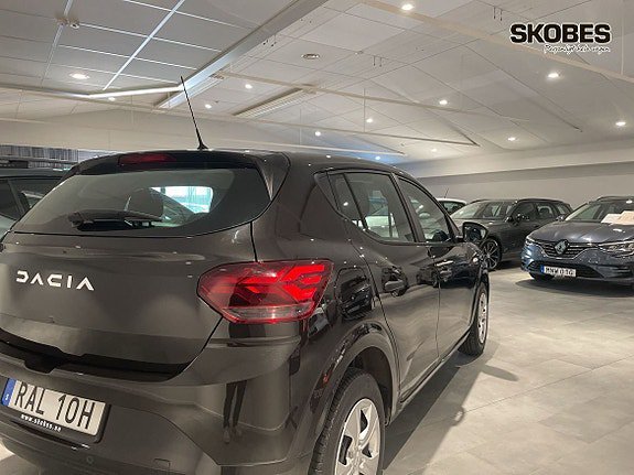 Vehicle Image 6