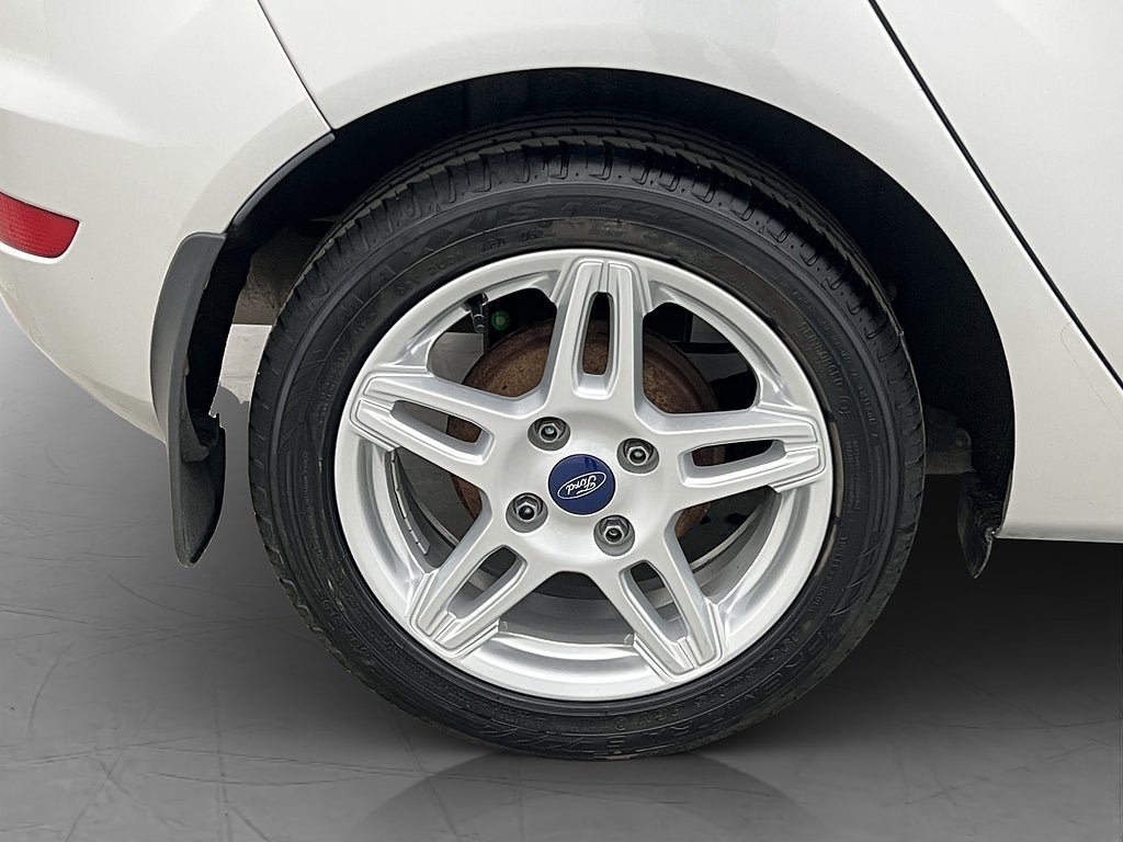 Vehicle Image 25