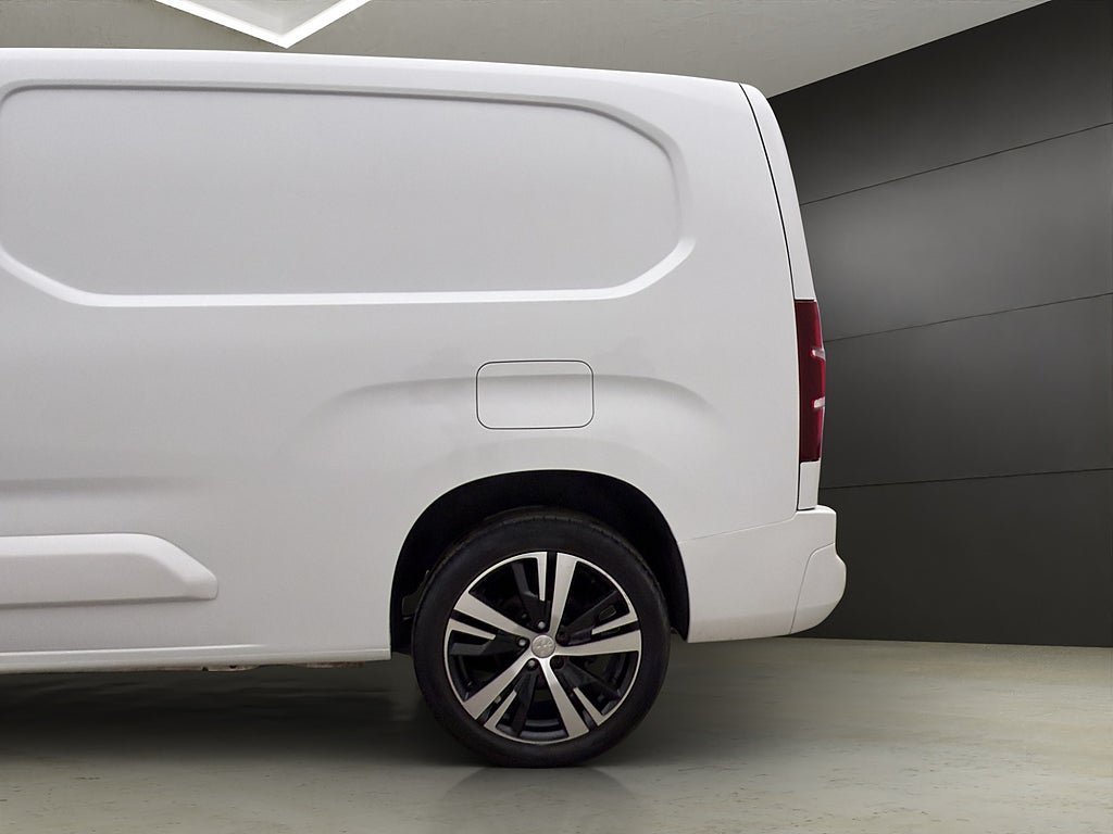 Vehicle Image 32