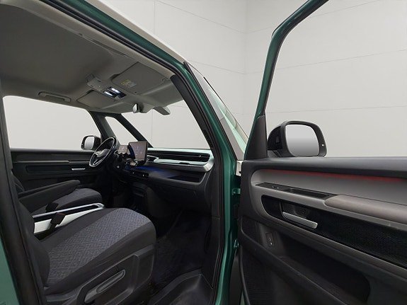 Vehicle Image 32