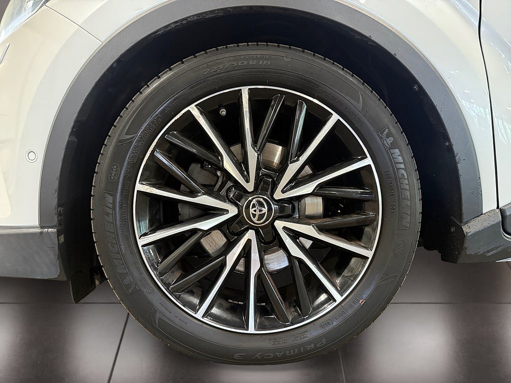 Vehicle Image 25