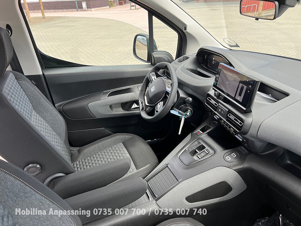 Vehicle Image 25