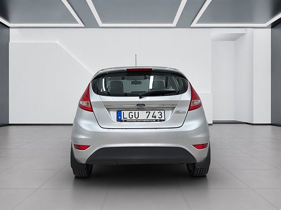 Vehicle Image 6