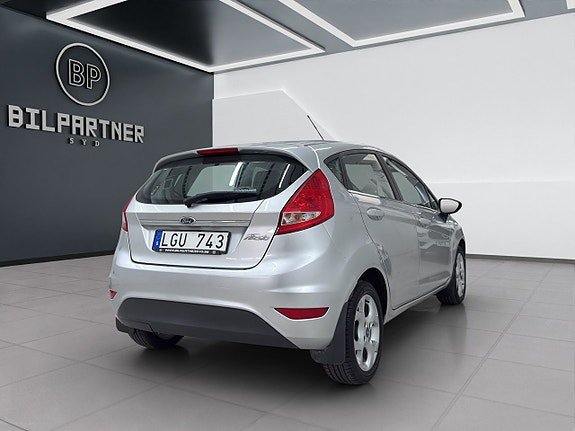 Vehicle Image 7