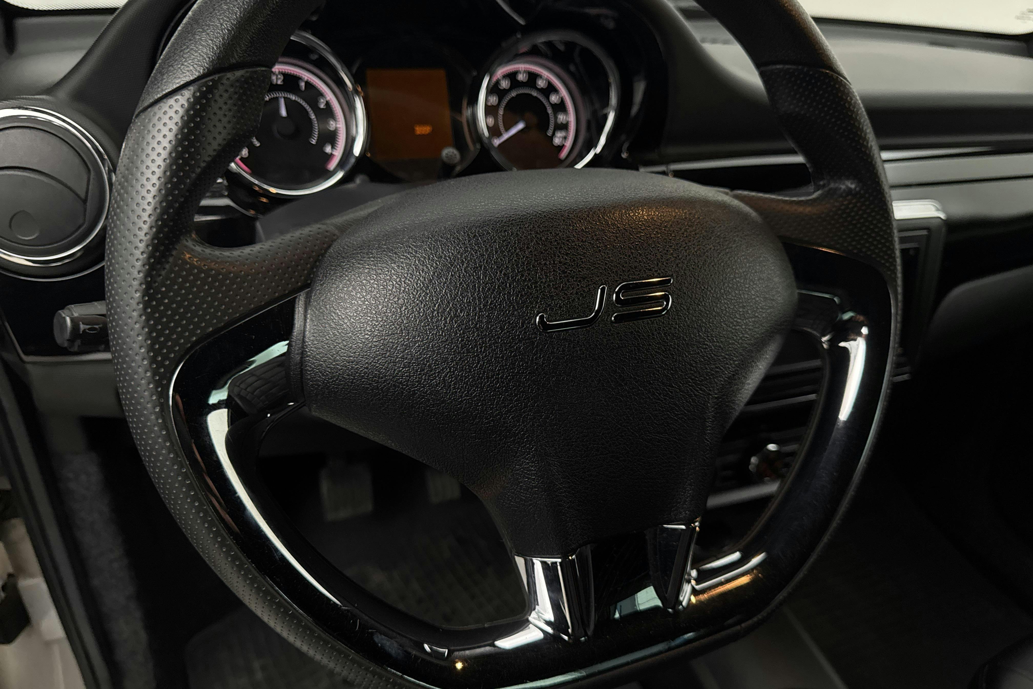 Vehicle Image 7