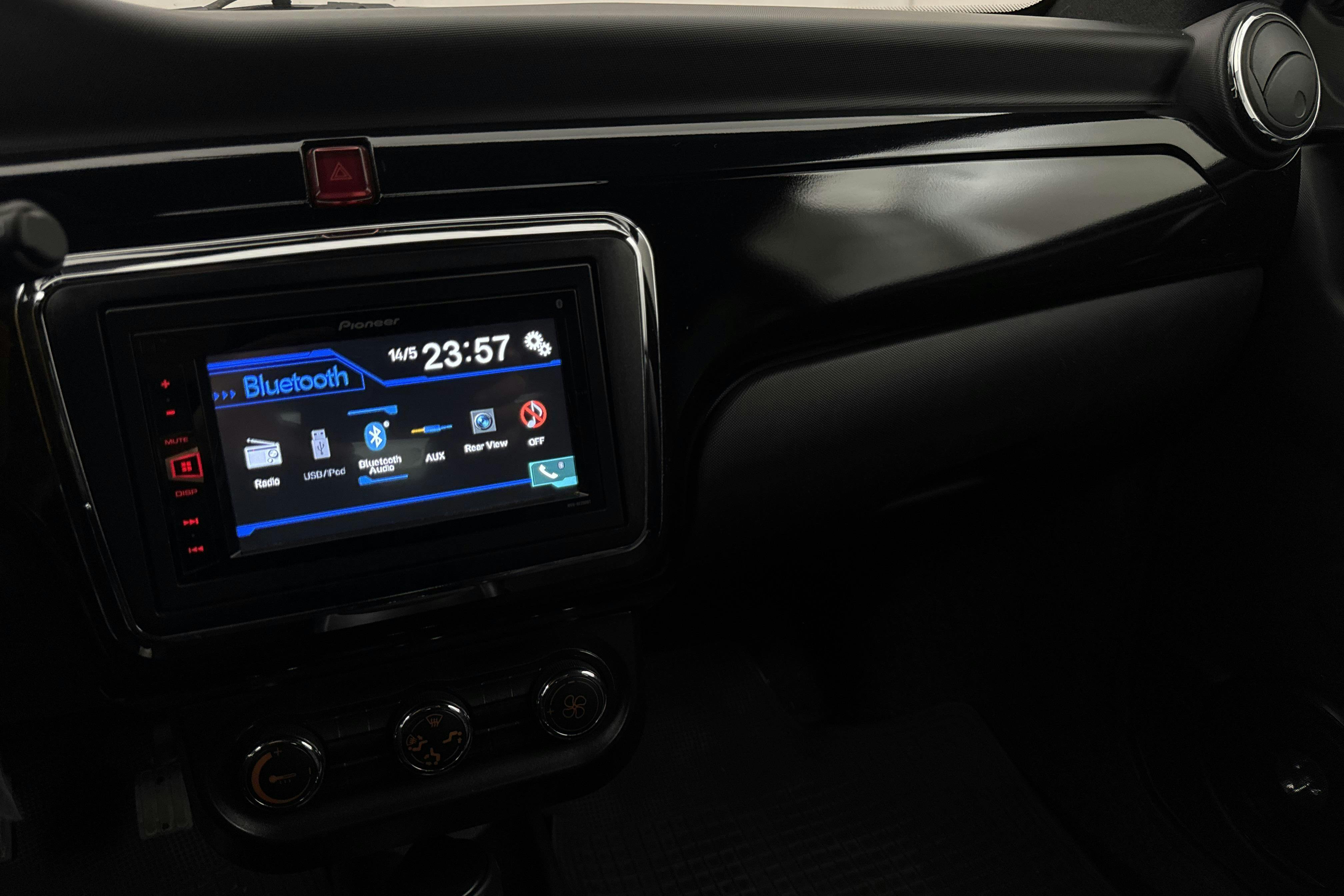 Vehicle Image 9