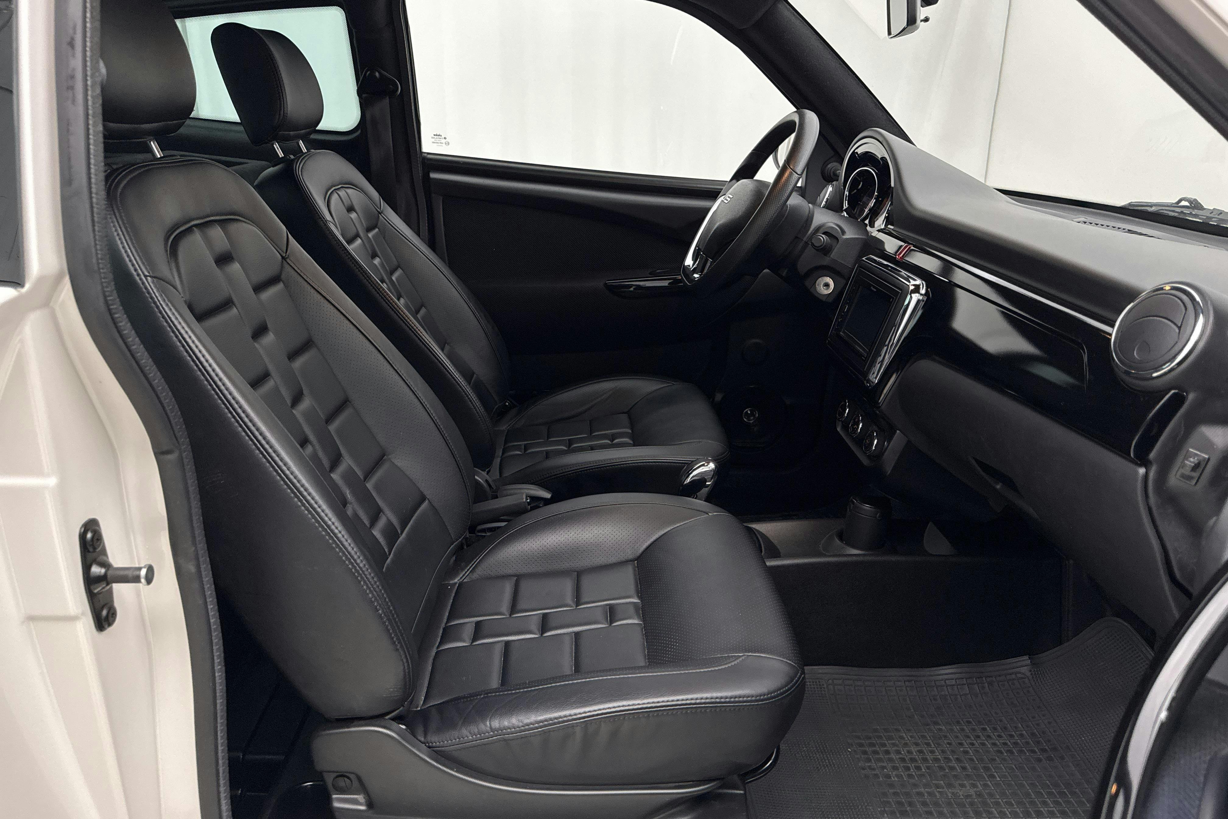 Vehicle Image 12