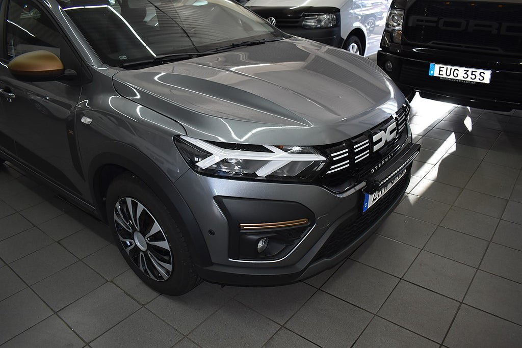 Vehicle Image 13