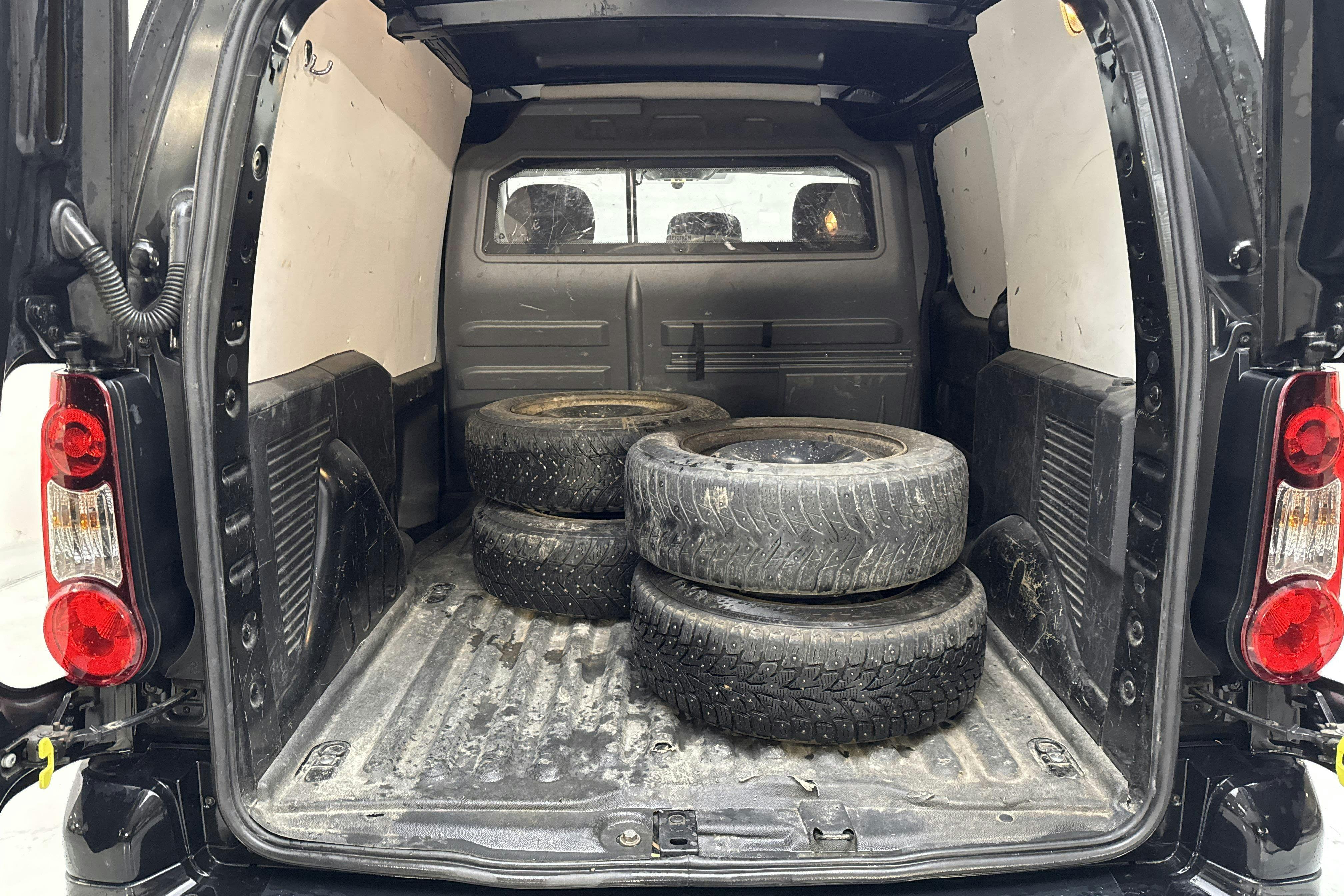 Vehicle Image 8