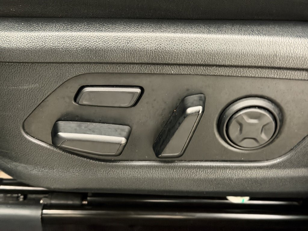 Vehicle Image 32