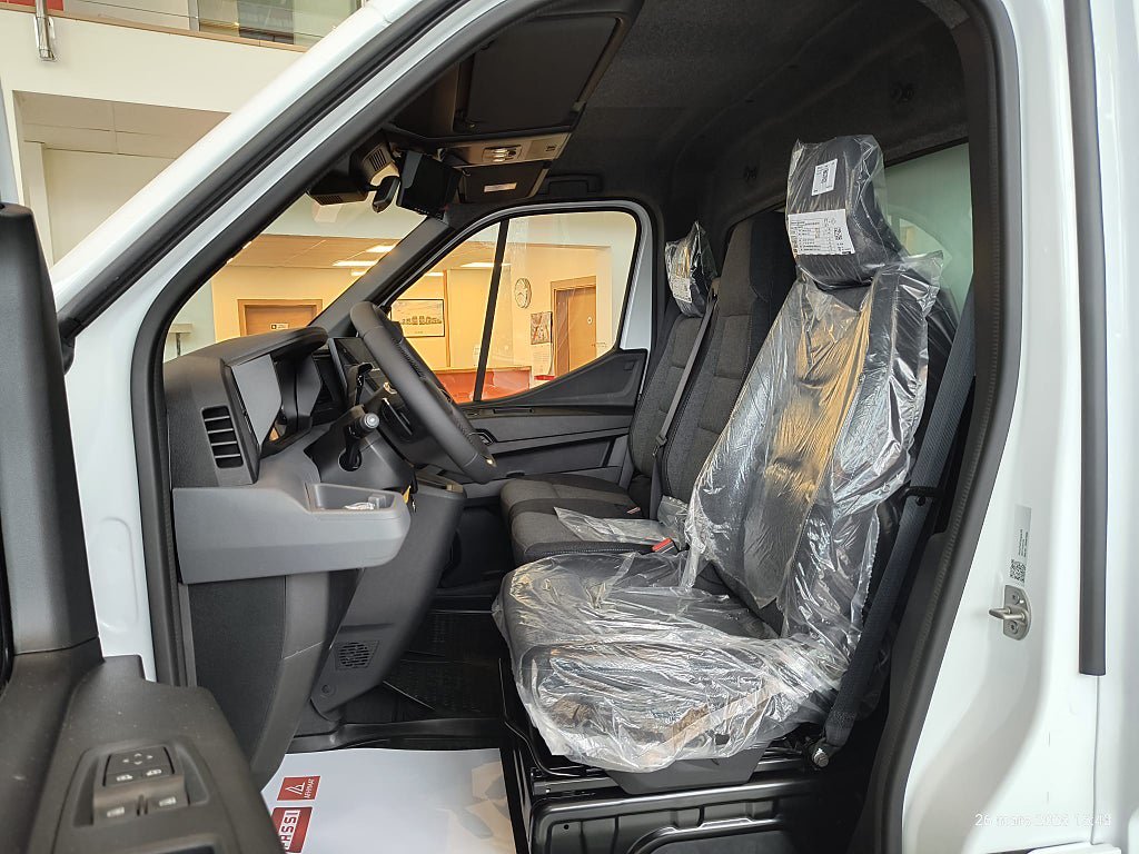 Vehicle Image 12