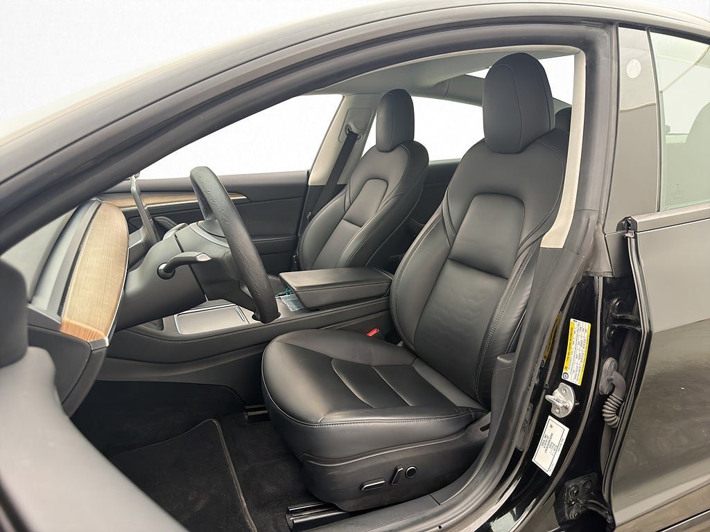 Vehicle Image 25