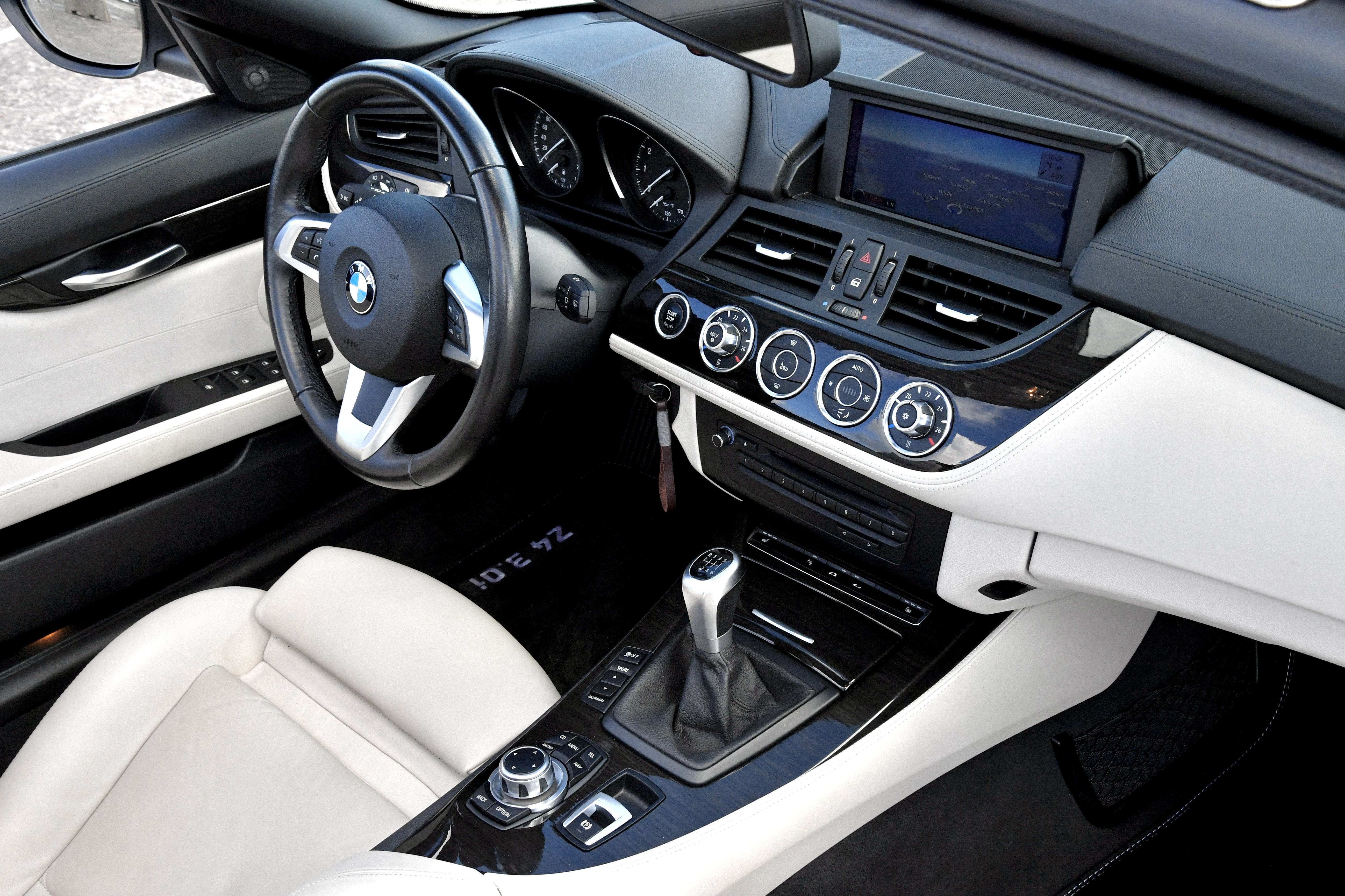 Vehicle Image 21