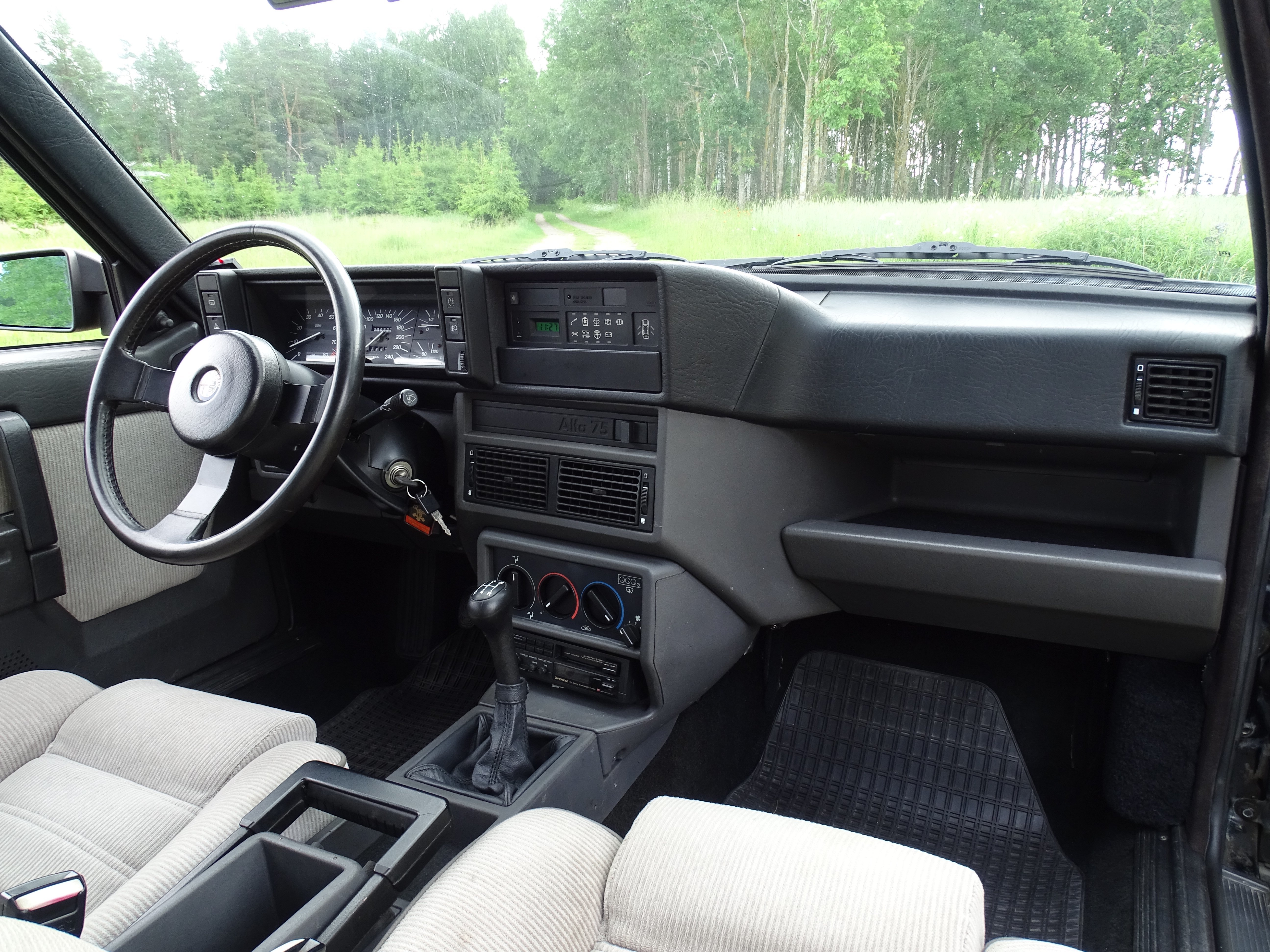 Vehicle Image 32