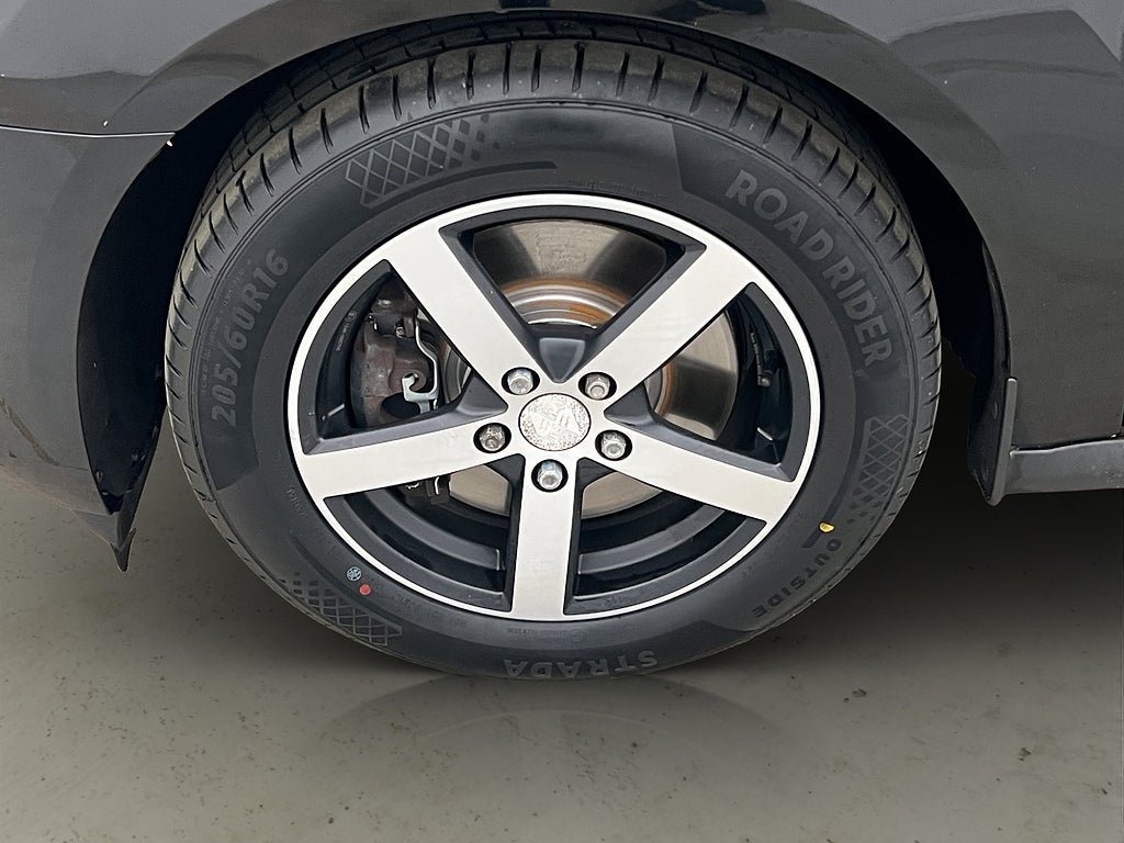 Vehicle Image 25