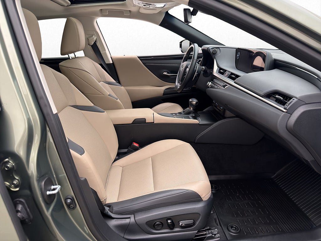 Vehicle Image 25