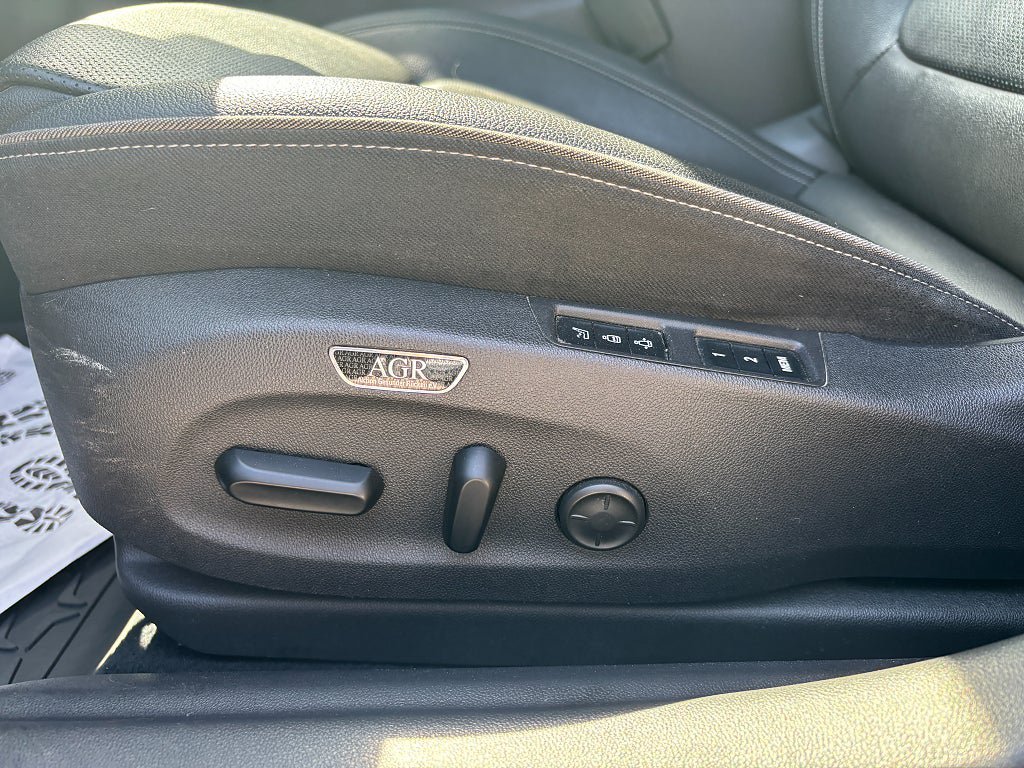 Vehicle Image 23