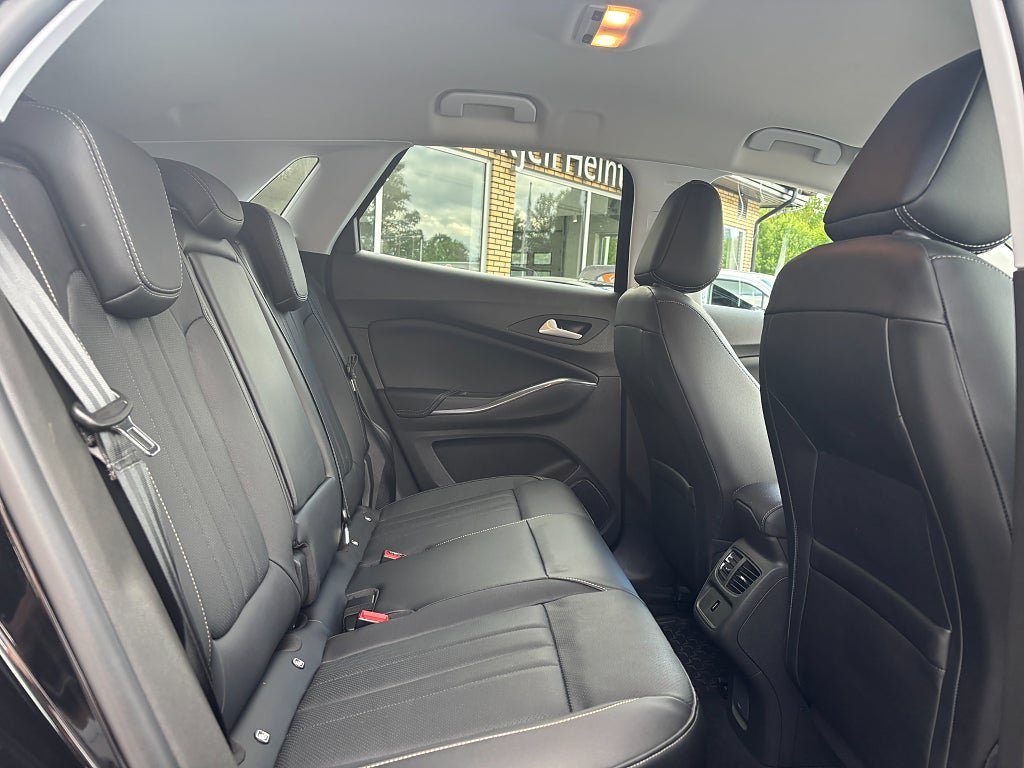 Vehicle Image 25