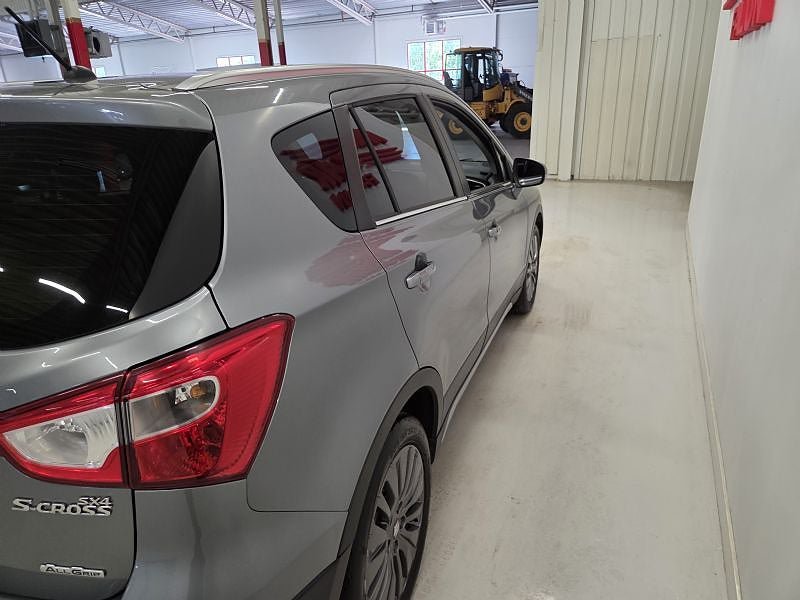 Vehicle Image 6