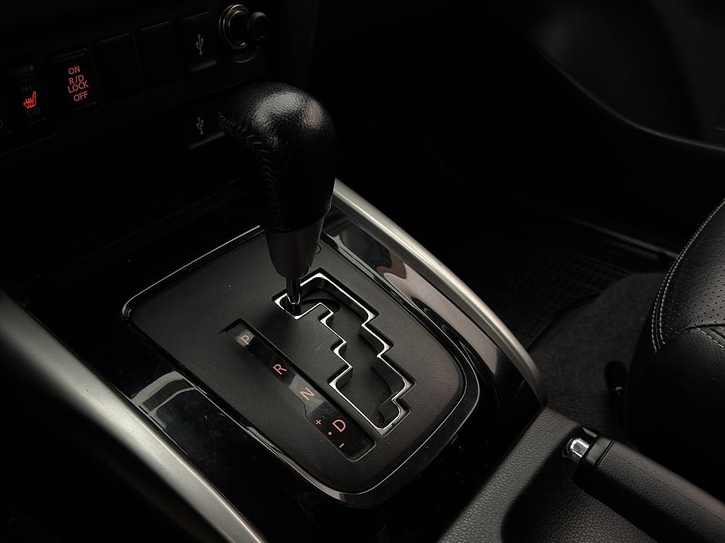 Vehicle Image 25