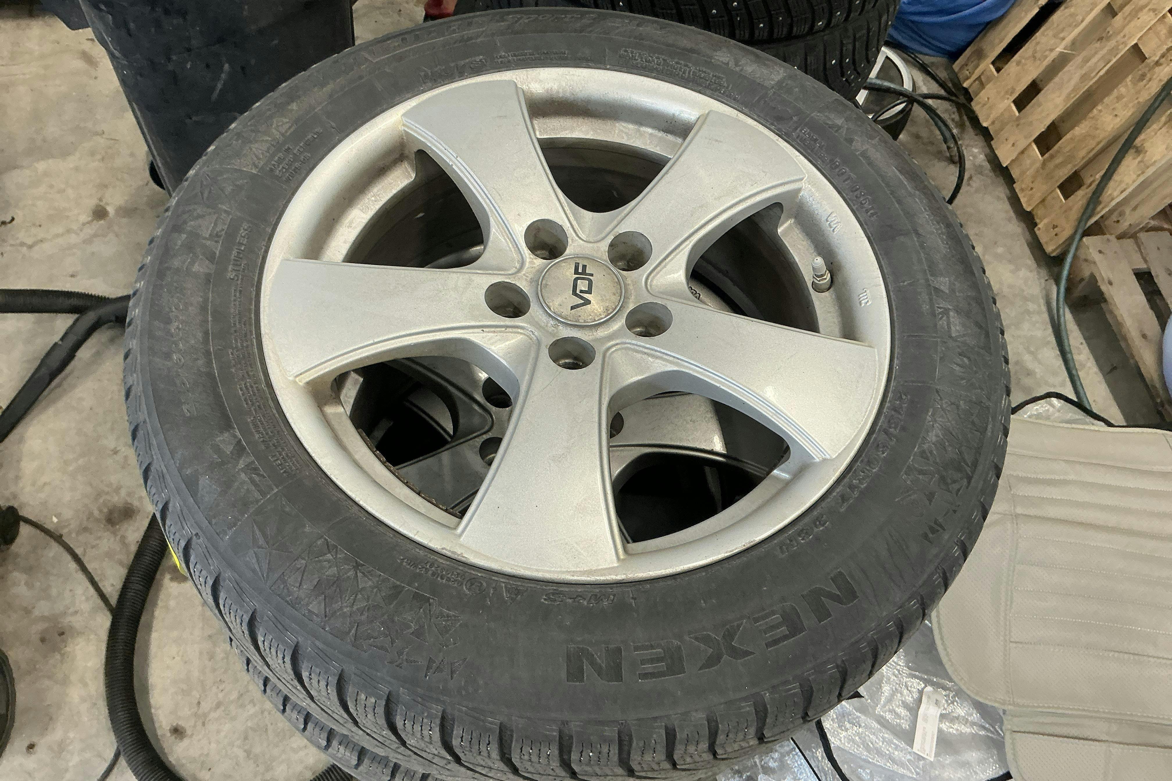 Vehicle Image 16