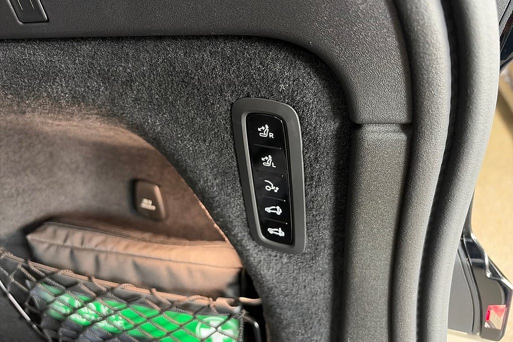 Vehicle Image 25