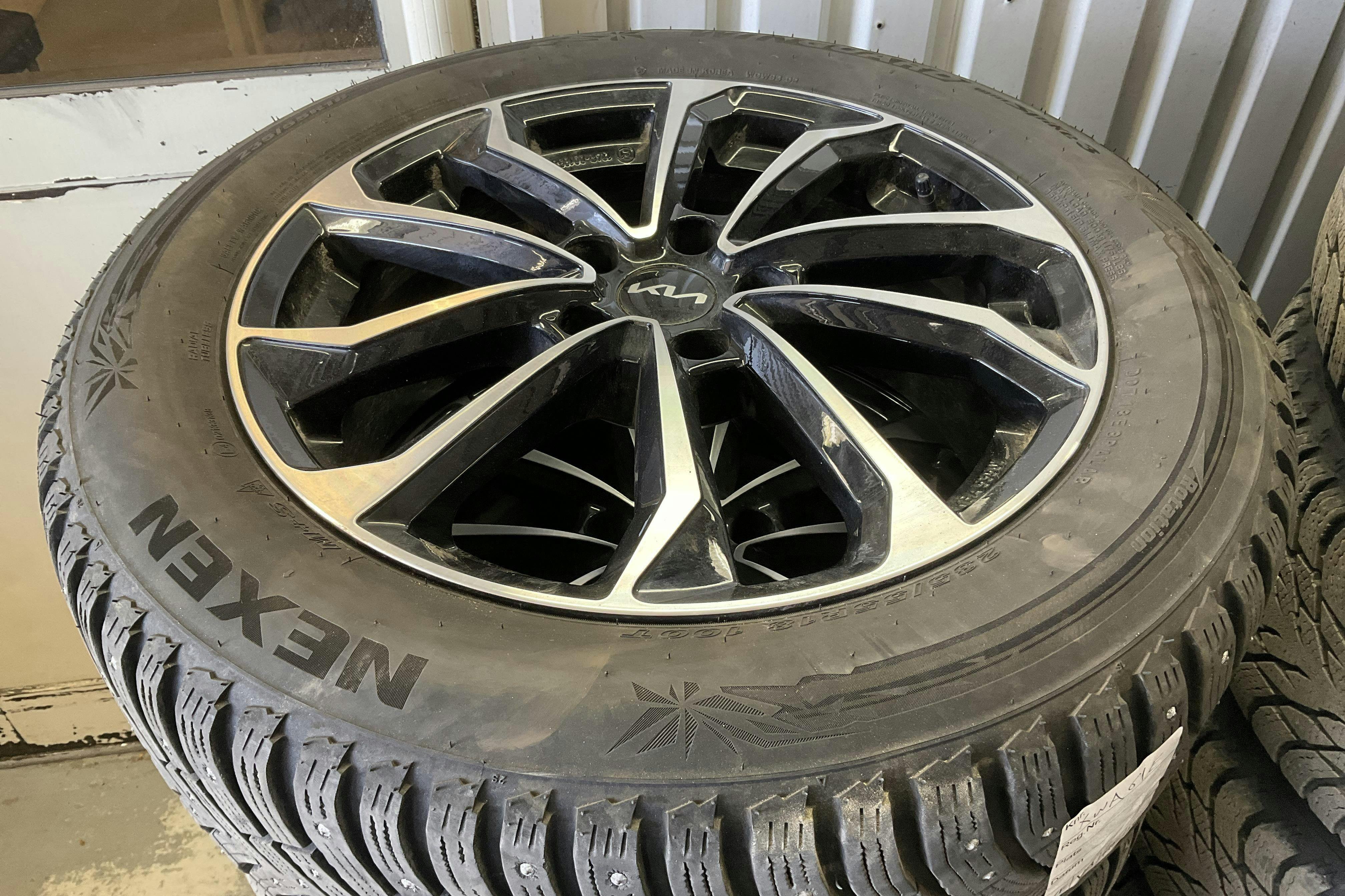 Vehicle Image 16
