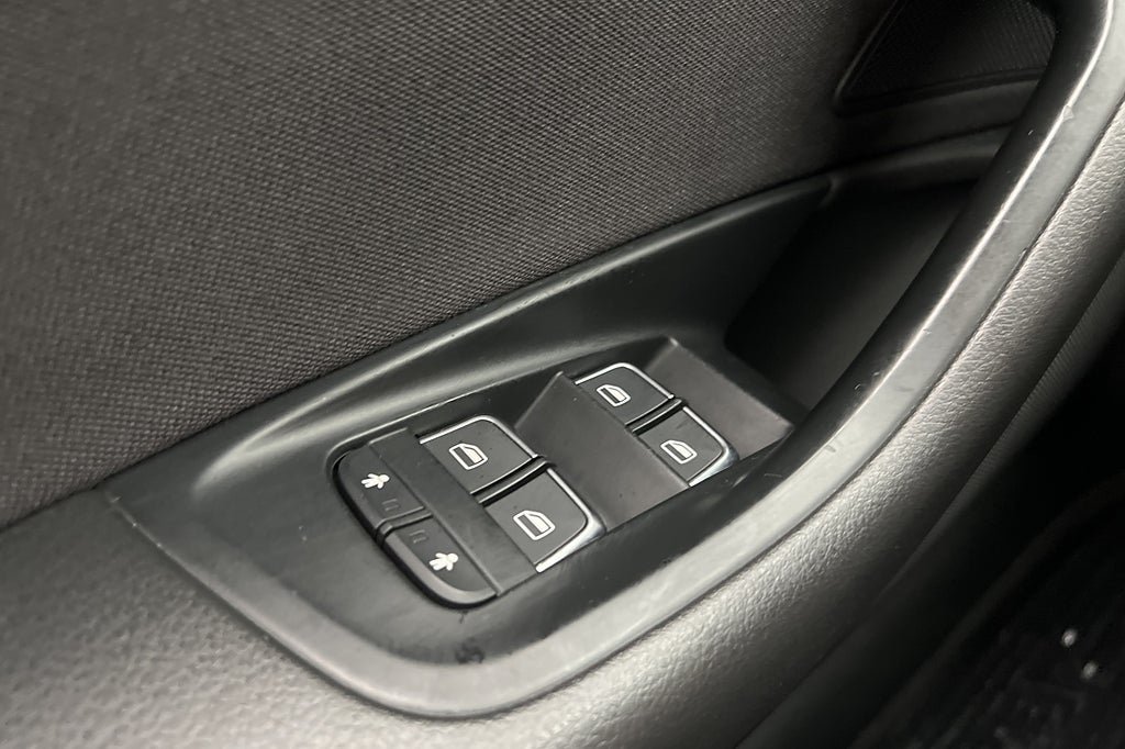 Vehicle Image 25