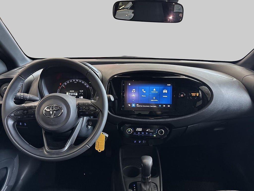 Vehicle Image 12