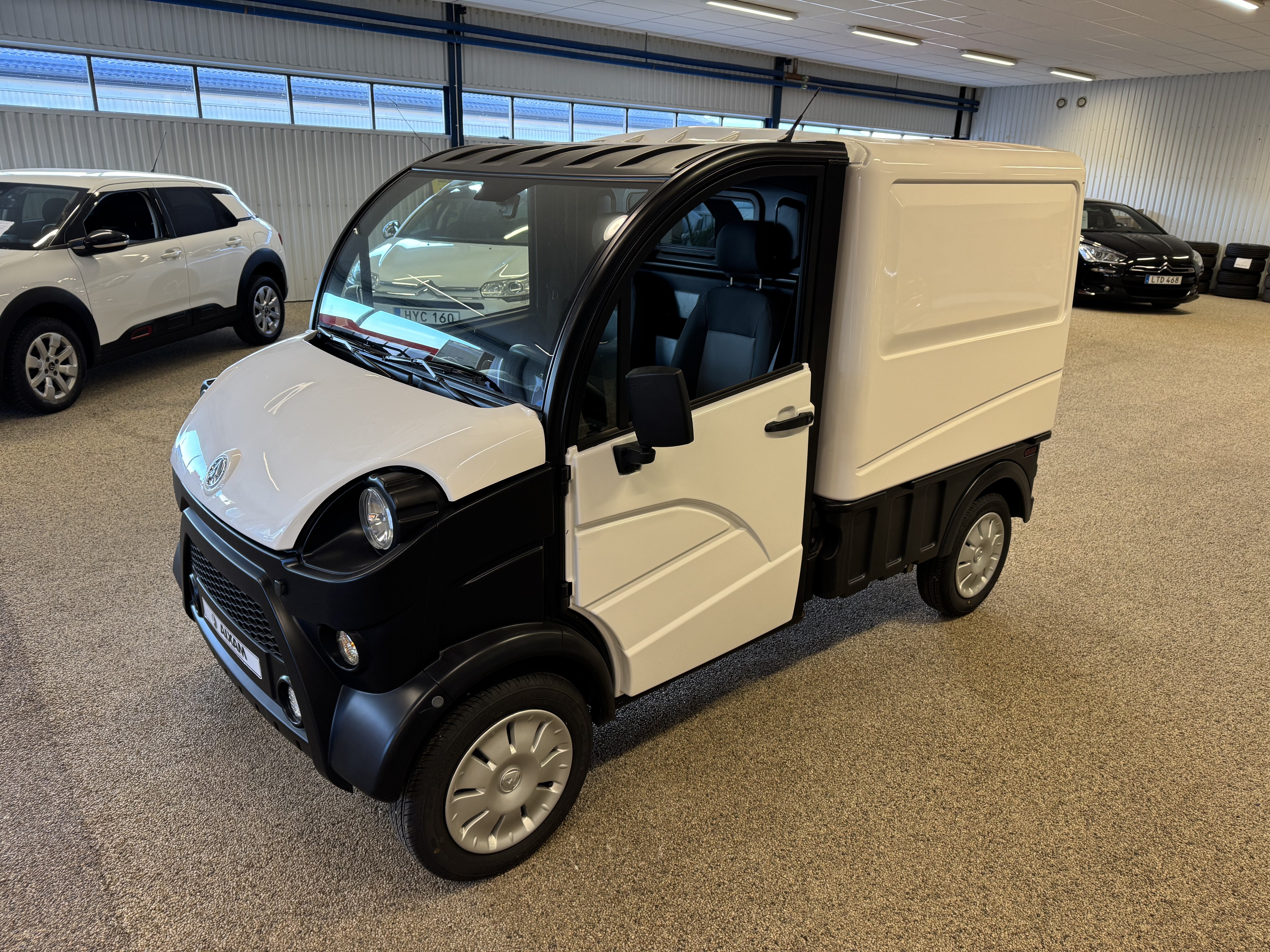 Vehicle Image 6