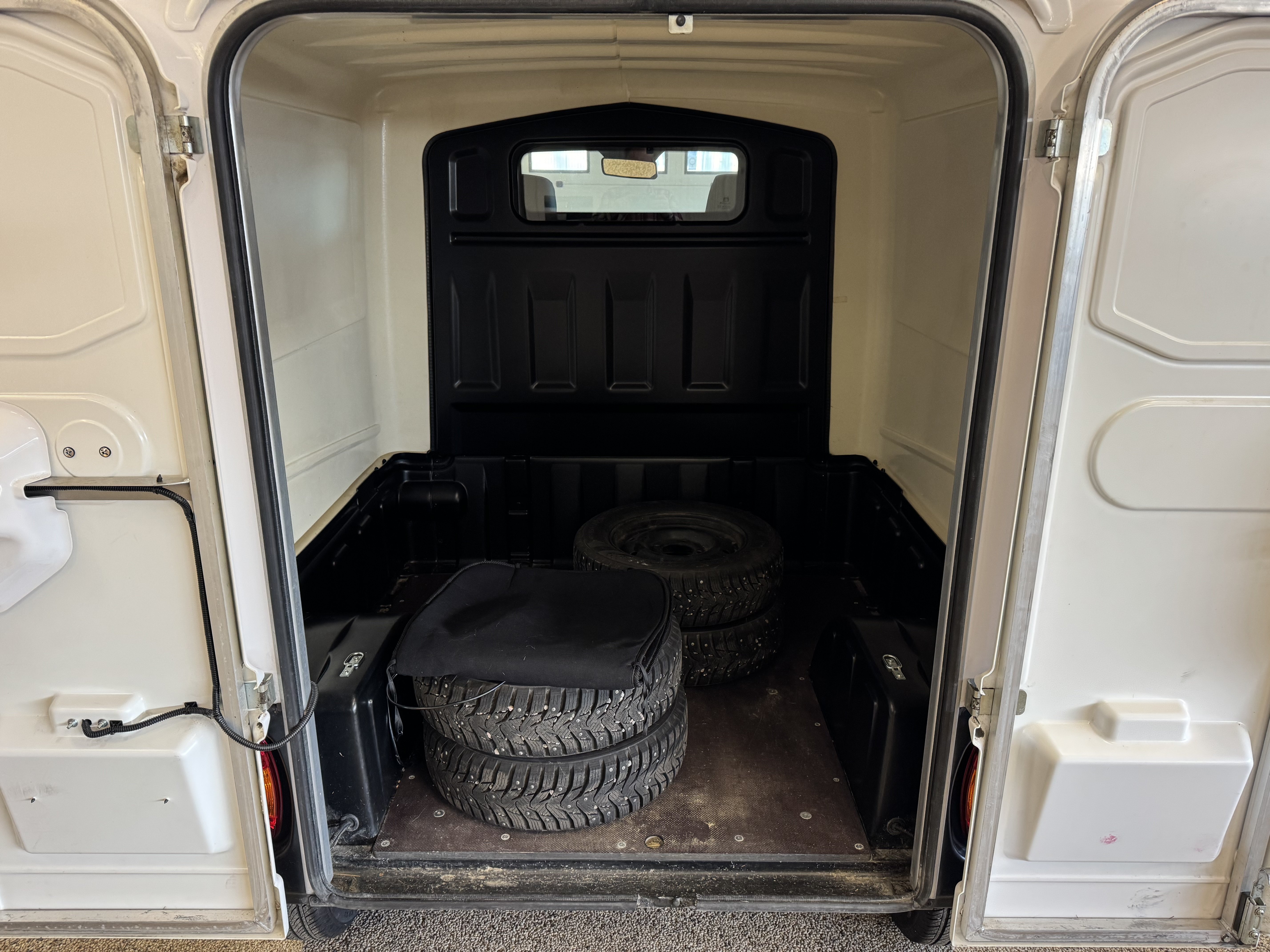 Vehicle Image 10