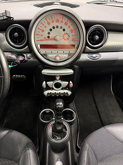 Vehicle Image 16