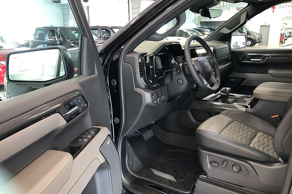 Vehicle Image 12
