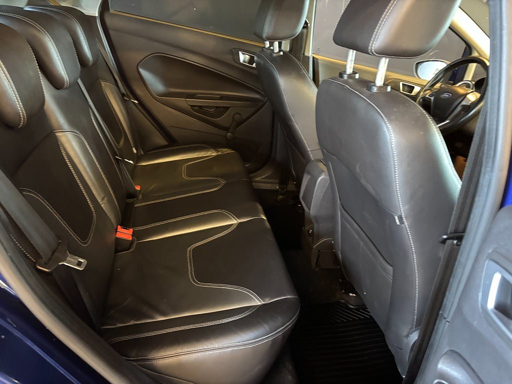 Vehicle Image 9