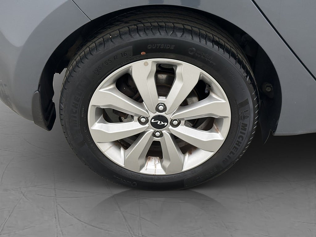 Vehicle Image 25