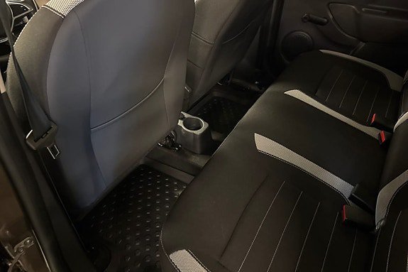 Vehicle Image 12