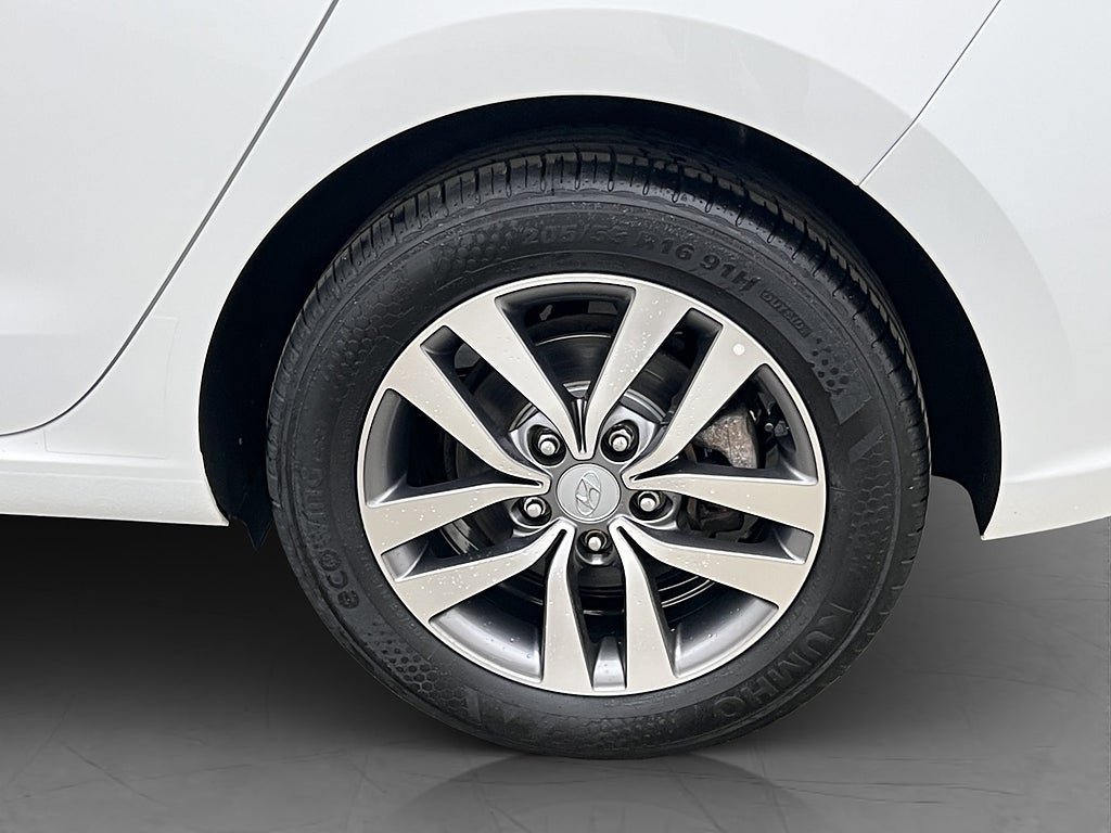 Vehicle Image 11