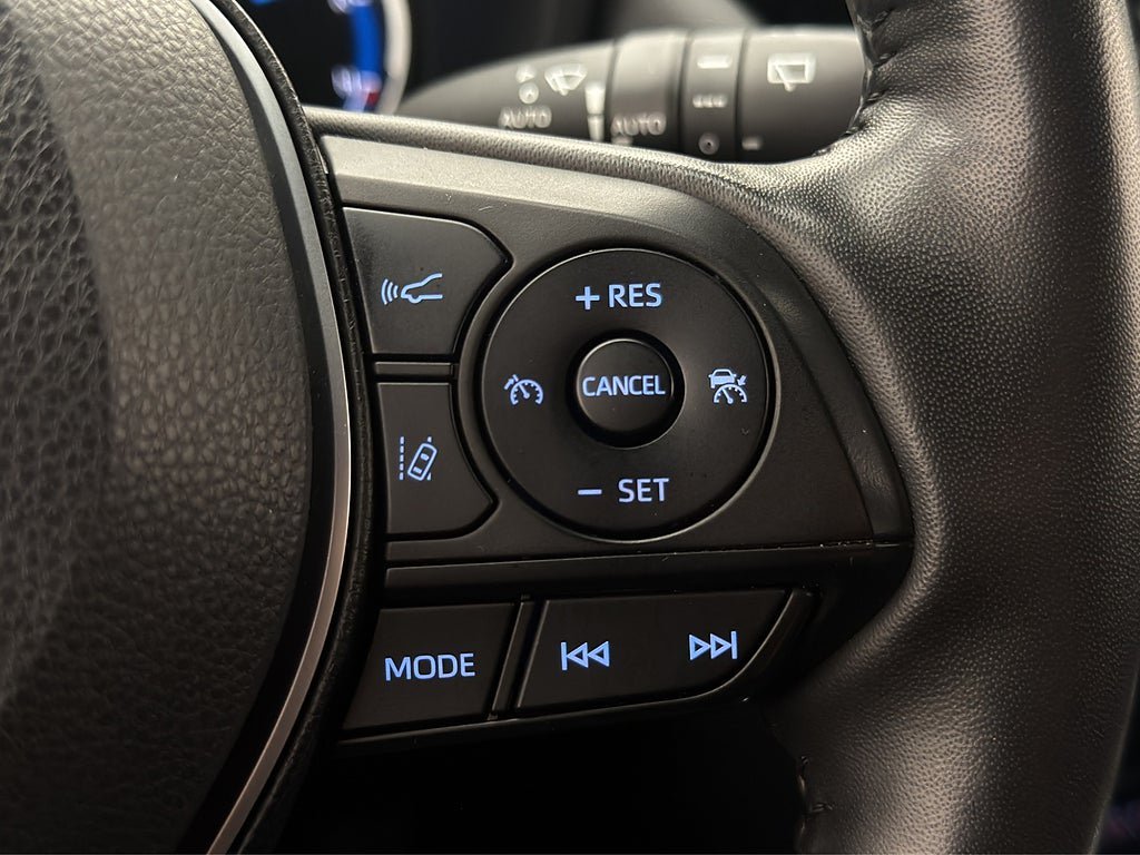 Vehicle Image 25