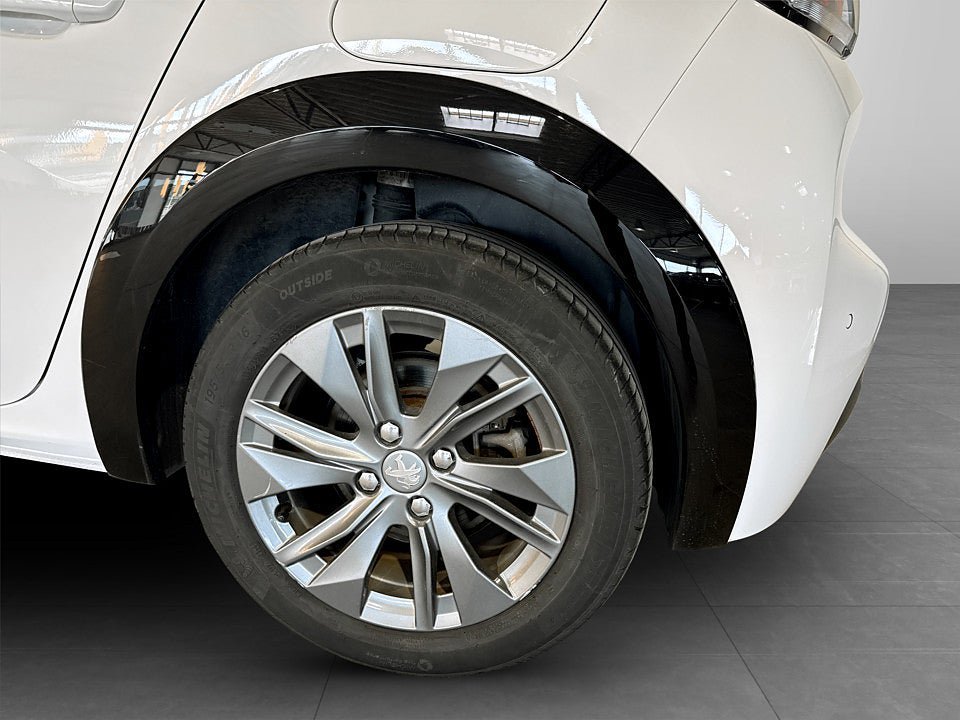 Vehicle Image 14
