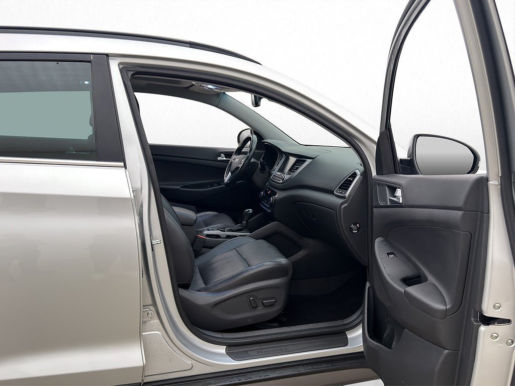 Vehicle Image 25