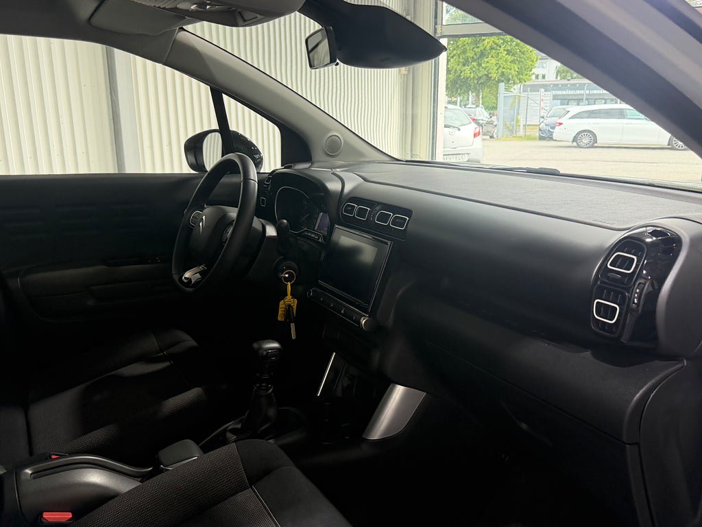 Vehicle Image 9