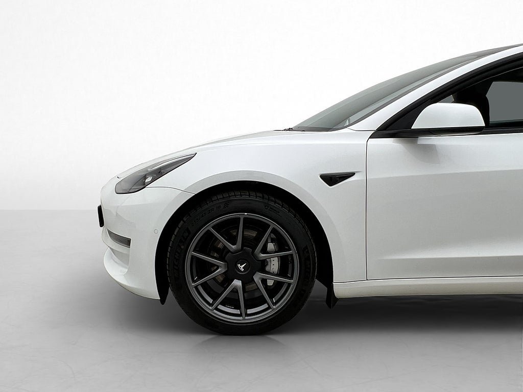 Vehicle Image 32