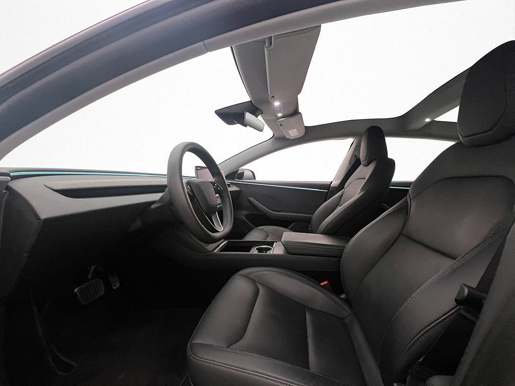 Vehicle Image 25