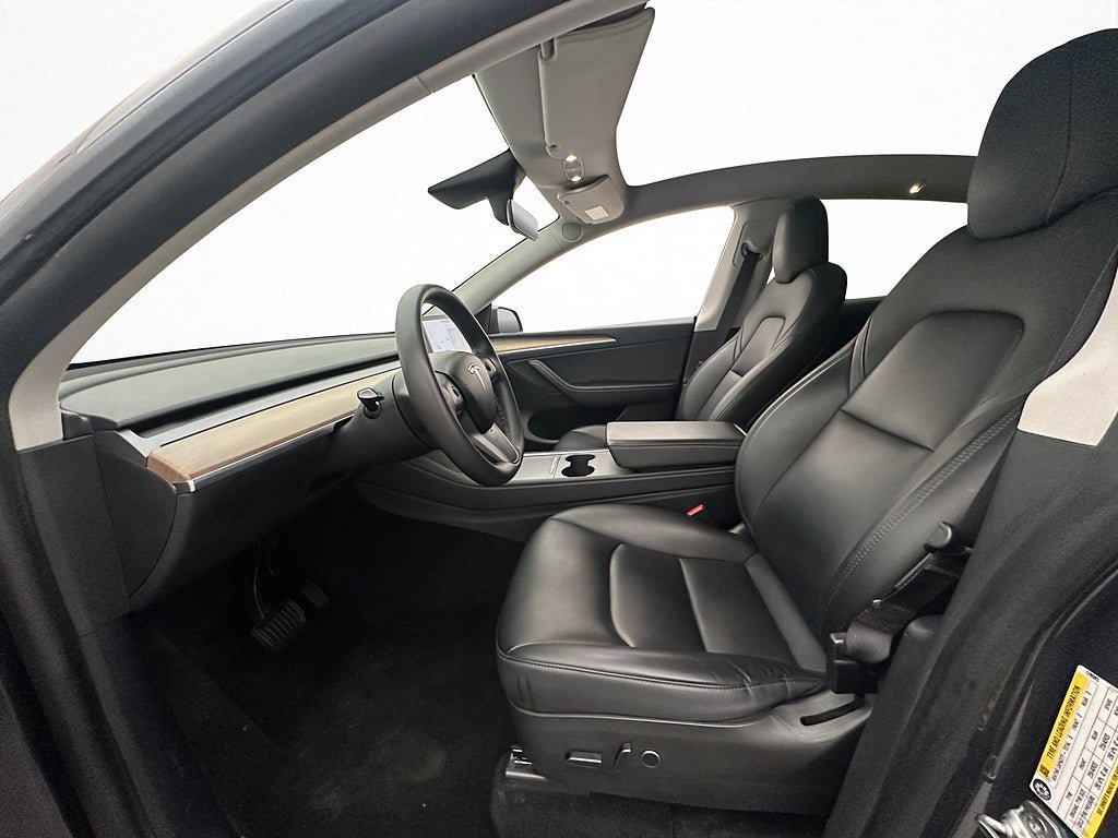 Vehicle Image 25
