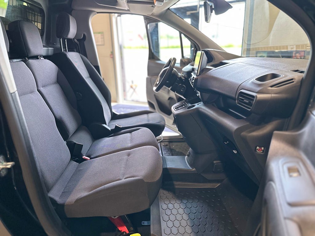 Vehicle Image 8
