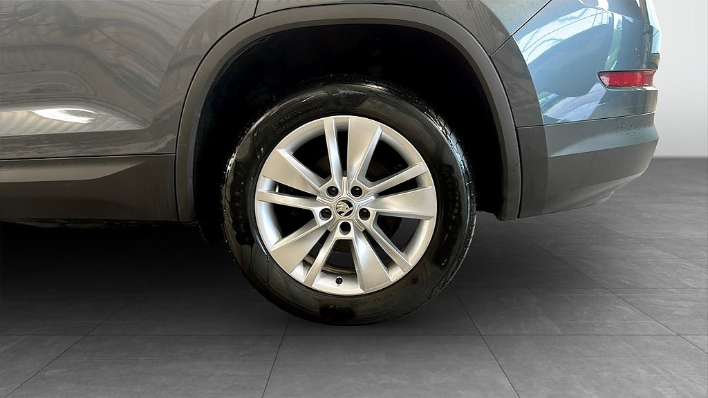 Vehicle Image 6