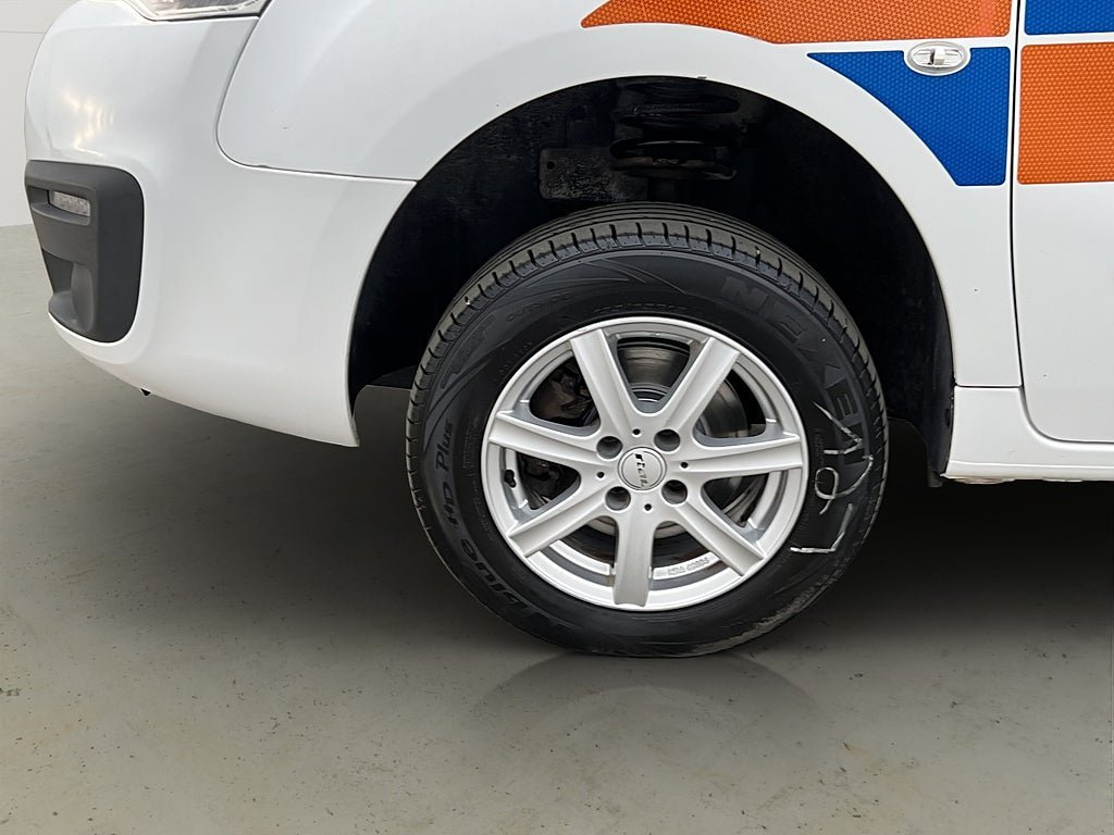 Vehicle Image 26