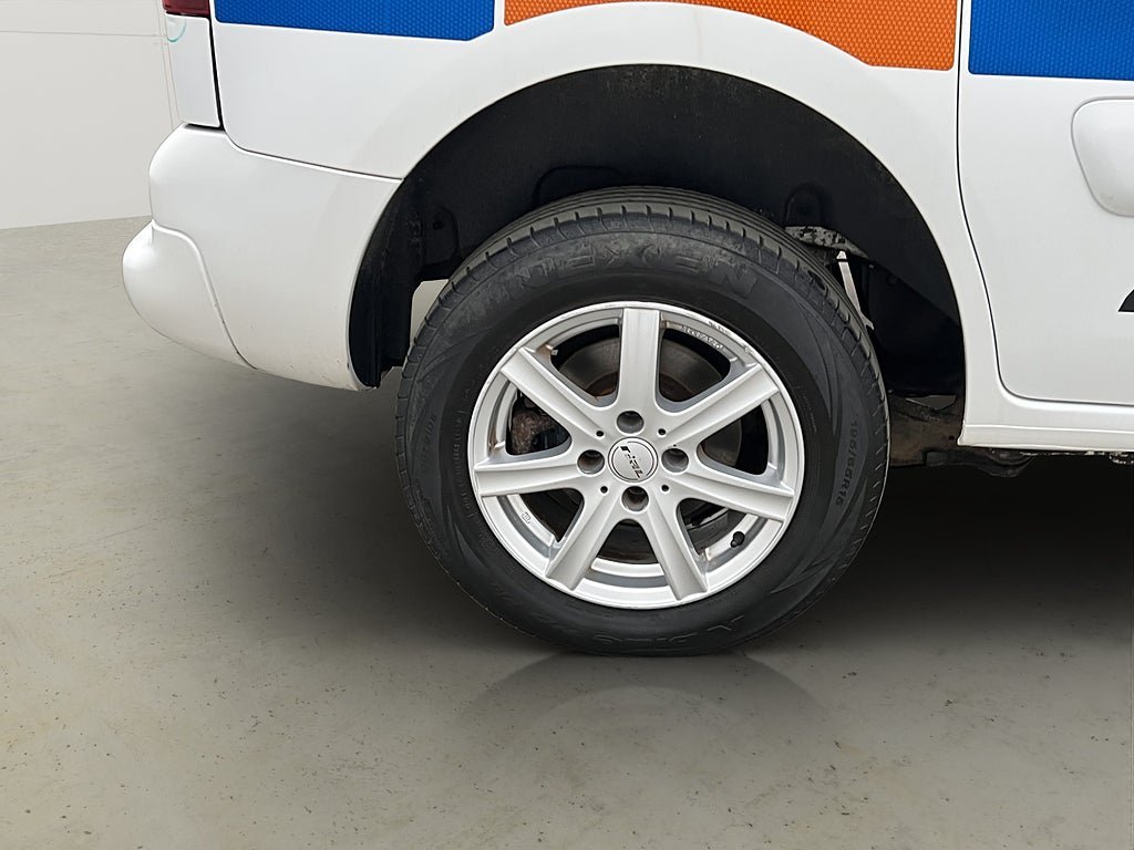 Vehicle Image 29